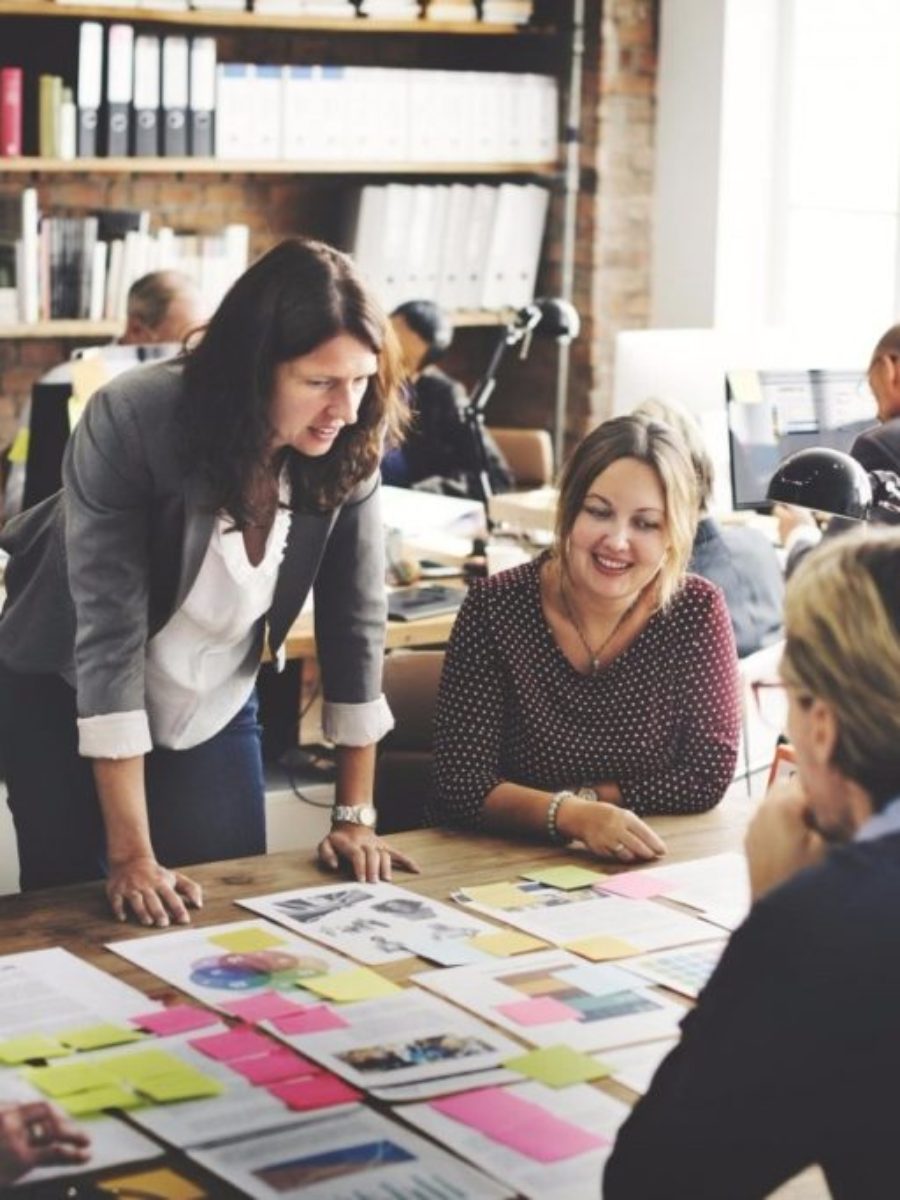 20160525135247-startup-team-coworkers-teamwork-office-brainstorming-ideas-corporate-meeting